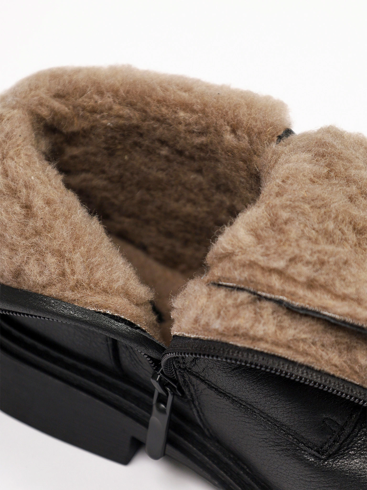 Ботинки черного цвета на среднем широком каблуке